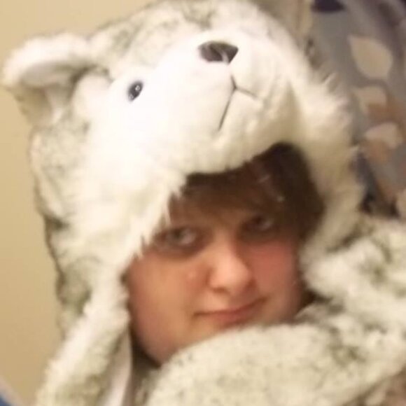 Meet your Posher, Amanda - Picture 2 of 16